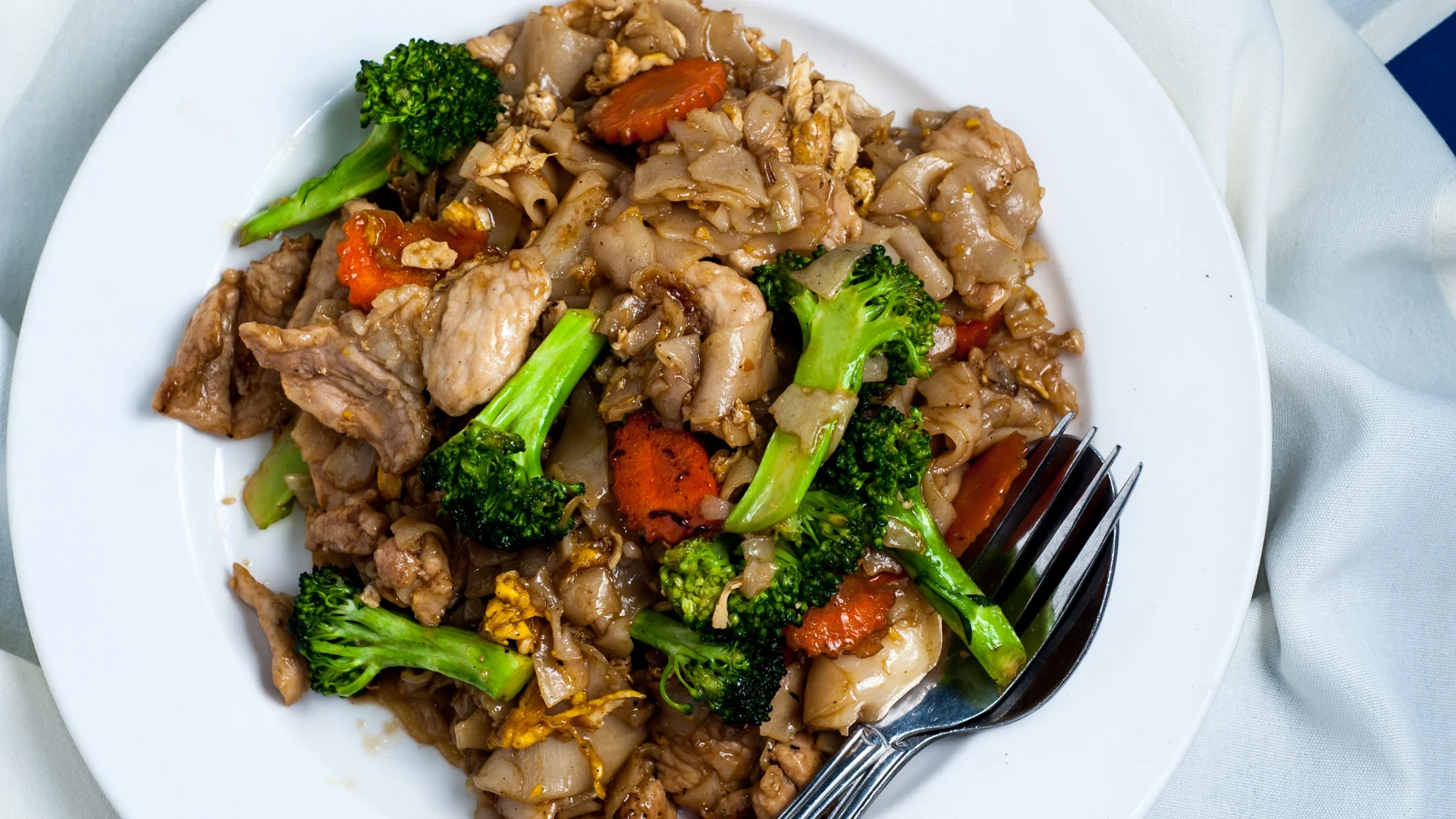 Pad See Ew: Macarrão Tailandês Salteado com Molho de Soja