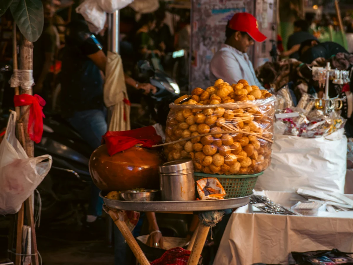Barraca de rua em Delhi vendendo puris para pani puri