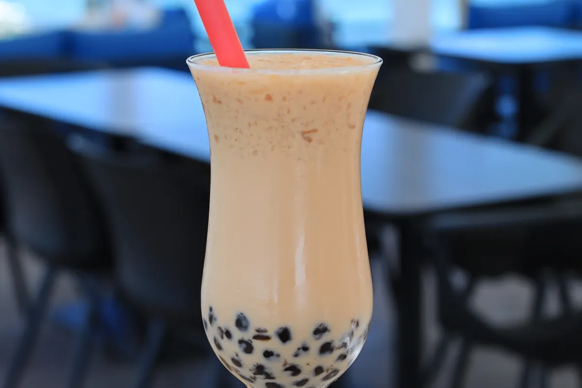 Pérolas de tapioca no fundo de um copo de bubble tea