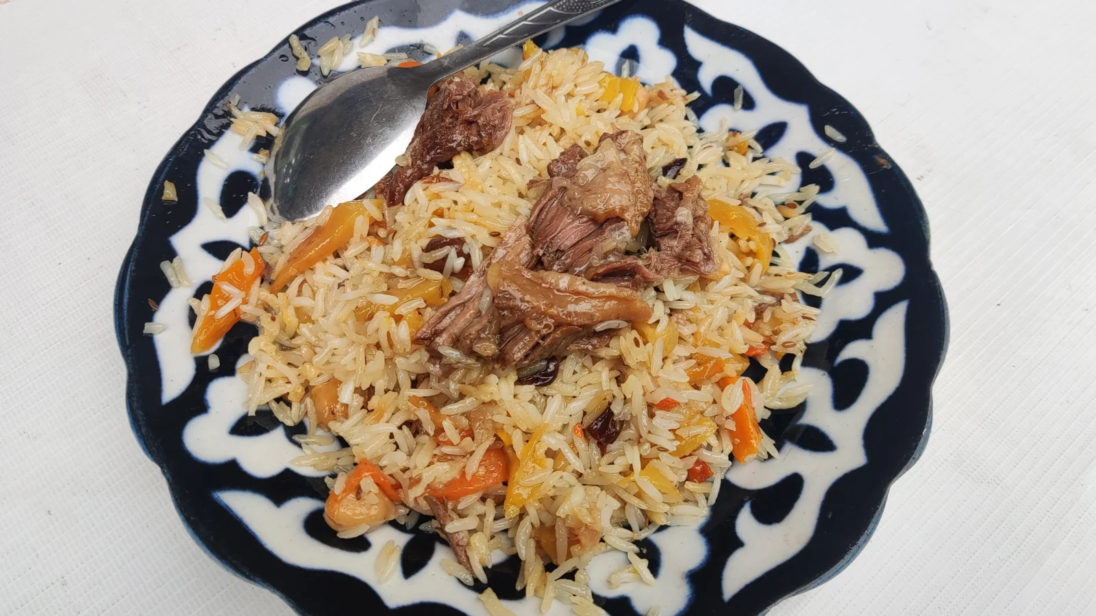 Plov Uzbeque: O que é e Como Fazer o Arroz com Carne
