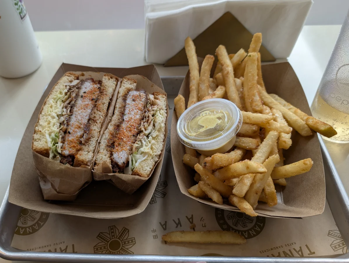 Katsu Sando: O que é o Sanduíche Japonês, Qual o Sabor e Como Fazer | Comidas Asiáticas: Katsu sando de porco empanado servido cortado ao meio.