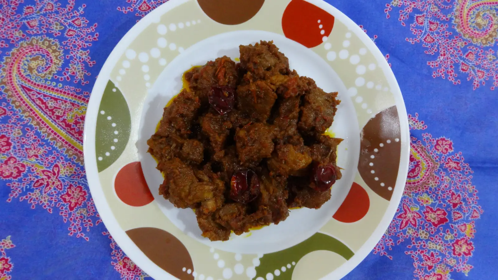 Rendang indonésio de carne bovina cozido lentamente com leite de coco e especiarias