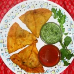 Samosas indianas triangulares fritas e douradas