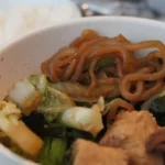 Sukiyaki japonês com carne, tofu, verduras e shirataki