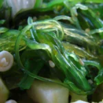 Sunomono: O Que é e Como Fazer a Salada de Pepino Japonesa | Comidas Asiáticas: Sunomono de pepino japonês com wakame servido em tigela