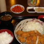 Tonkatsu: Receita Japonesa de Porco Empanado com Panko | Comidas Asiáticas: Tonkatsu japonês empanado com panko servido com arroz e repolho
