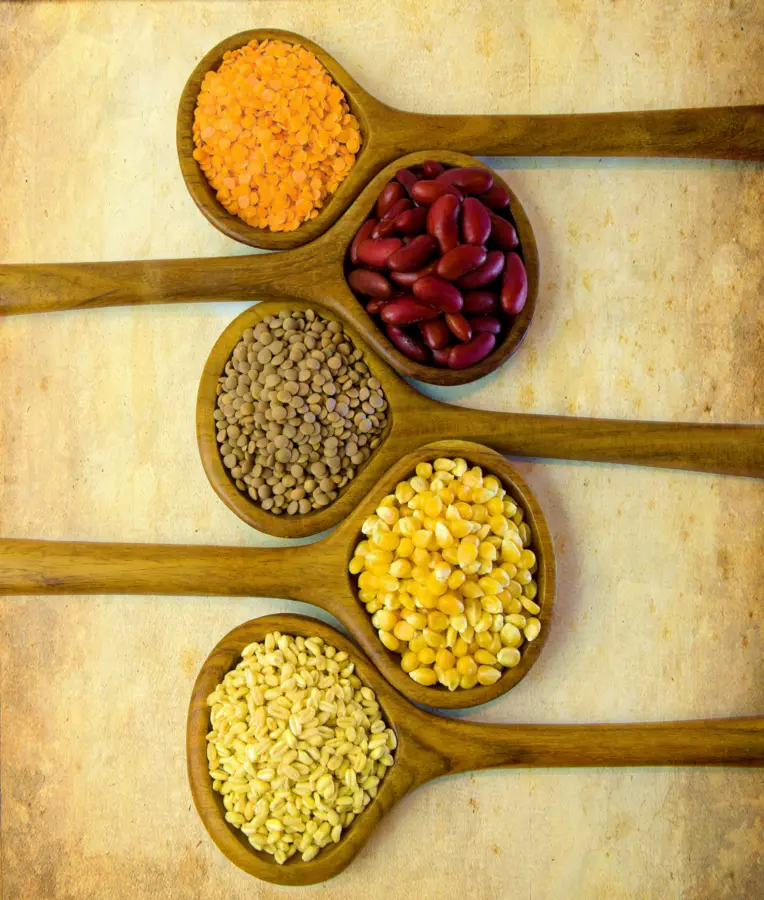 Grãos e lentilhas que ilustram ingredientes usados no haleem