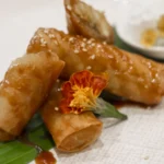 Turon filipino crocante com banana caramelizada