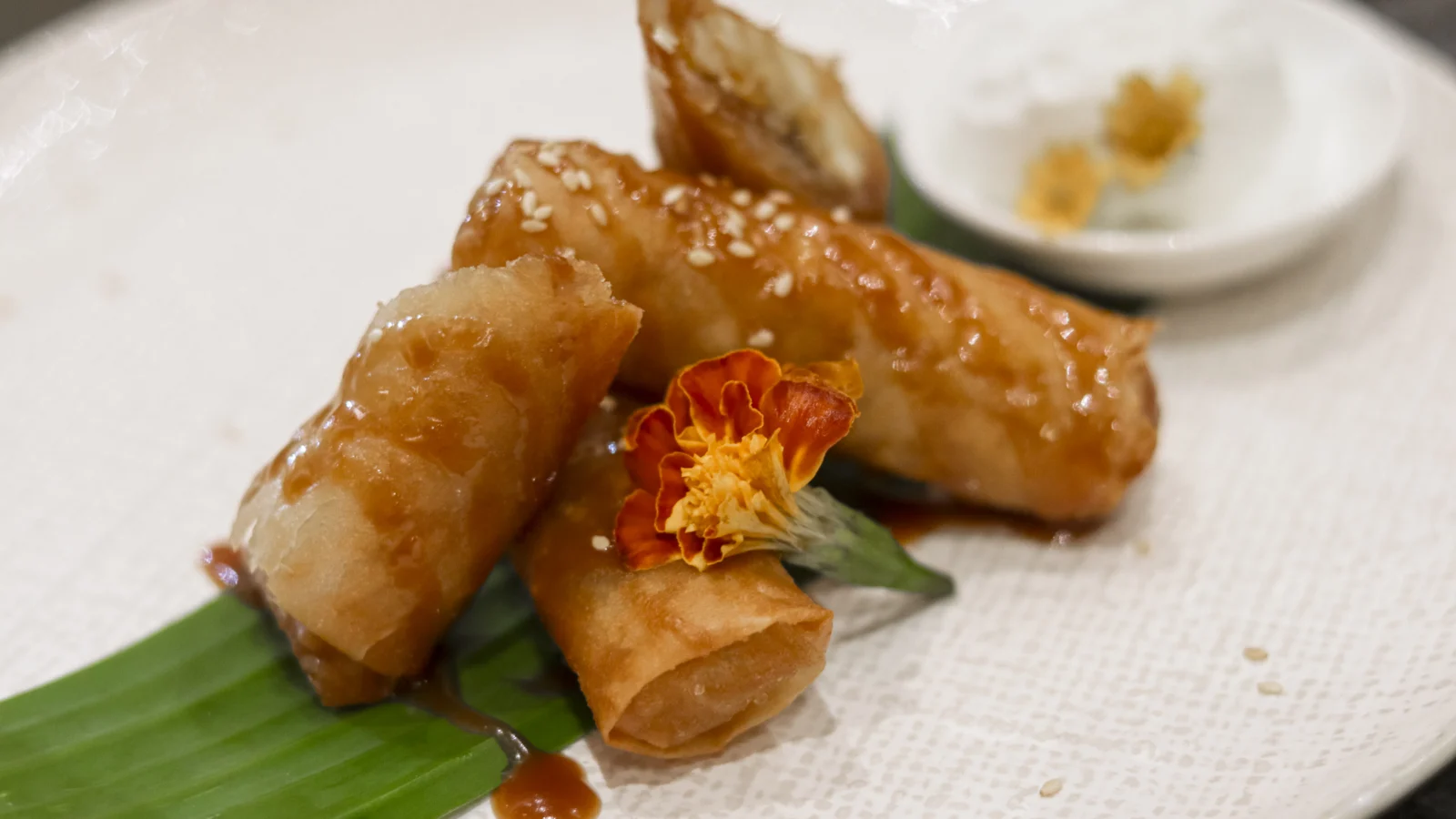 Turon filipino crocante com banana caramelizada