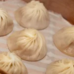 Xiaolongbao: O Que é e Como Fazer | Comidas Asiáticas: Xiaolongbao chineses servidos em cesta de bambu