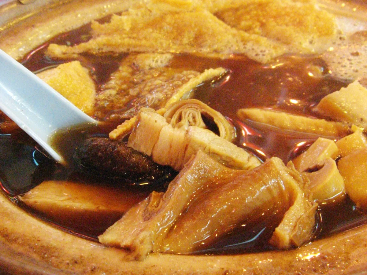 Bak kut teh malaio com costelas em caldo herbal