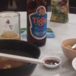 Tigela de bak kut teh com costelas suínas em caldo