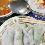 Rolinhos de massa fina de arroz bánh cuốn servidos em um prato