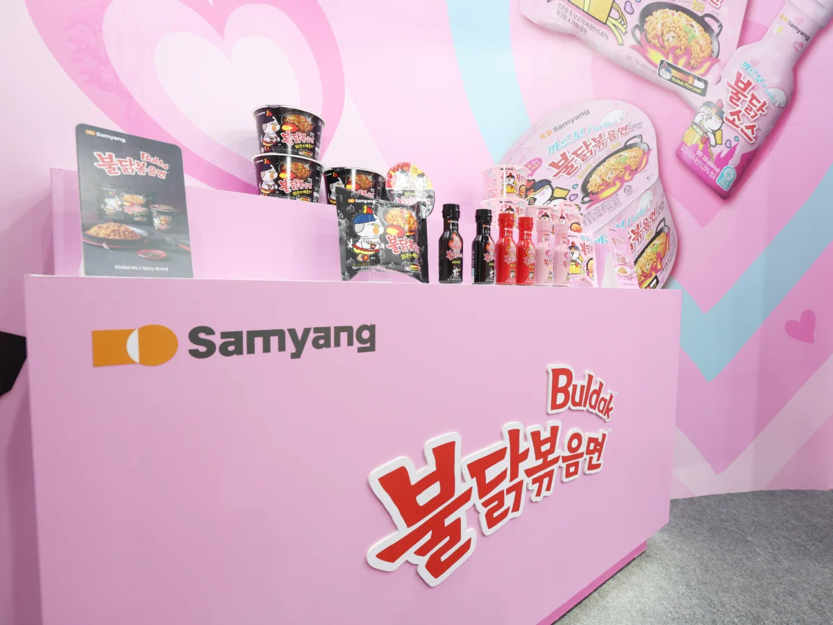 Exposição de produtos Buldak em feira de ramyeon na Coreia do Sul