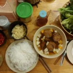 Bún chả vietnamita com carne suína grelhada, macarrão de arroz e molho