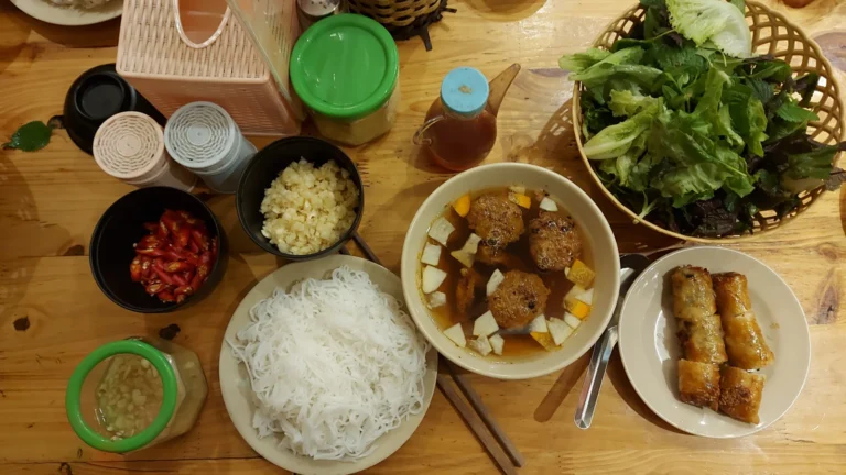Bún Chả: Receita Vietnamita de Porco Grelhado com Macarrão de Arroz | Comidas Asiáticas: Bún Chả: Receita Vietnamita de Porco Grelhado com Macarrão de Arroz