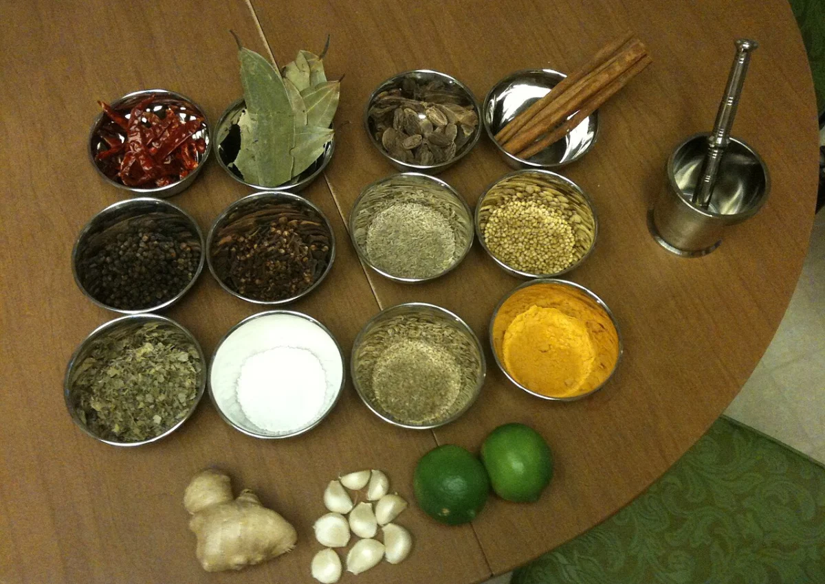 Ingredientes e especiarias para butter chicken: gengibre, alho, cominho, coentro, cúrcuma e folhas secas de feno-grego