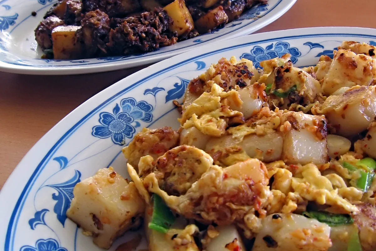 Apresentação de chai tow kway salgado com coloração clara e escura