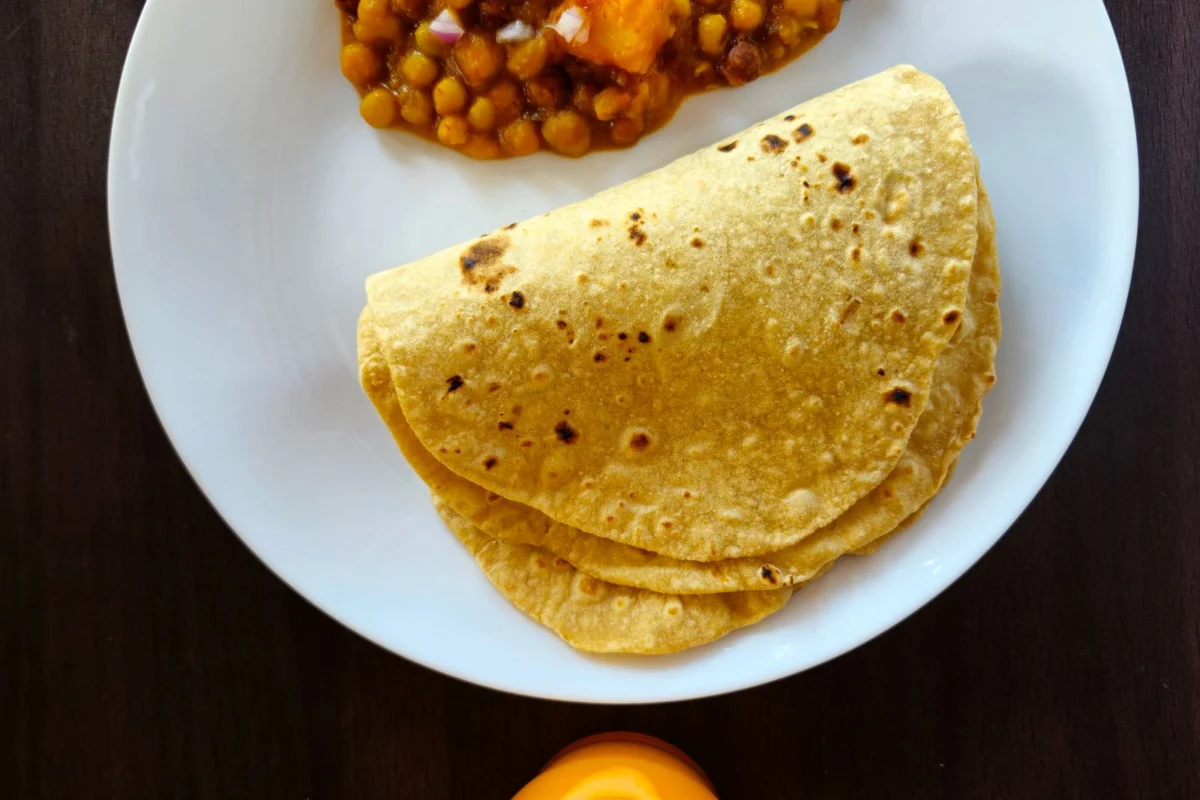 Chana Masala: Receita Indiana de Grão-de-Bico com Especiarias | Comidas Asiáticas: Refeição indiana com chana masala e roti servidos no mesmo prato