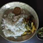 Dal Bhat Nepalês: Como Fazer Arroz com Lentilhas e Acompanhamentos | Comidas Asiáticas: Prato nepalês dal bhat com arroz branco lentilhas e acompanhamentos de vegetais