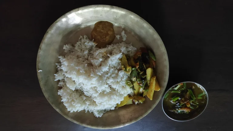 Dal Bhat Nepalês: Como Fazer Arroz com Lentilhas e Acompanhamentos