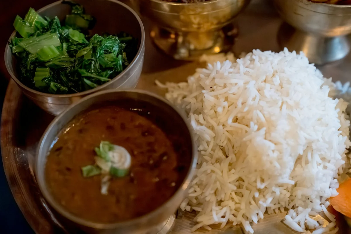Dal Bhat Nepalês: Como Fazer Arroz com Lentilhas e Acompanhamentos | Comidas Asiáticas: Dal bhat servido com verduras, arroz e curry de lentilhas em uma refeição nepalesa