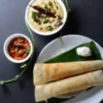 Dosa tradicional do sul da Índia, panqueca de arroz e lentilha dourada servida no prato