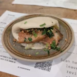 Gua bao com barriga de porco, picles, amendoim e coentro