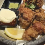 Karaage: Como Fazer o Frango Frito Japonês | Comidas Asiáticas: Karaage japonês crocante servido em pedaços
