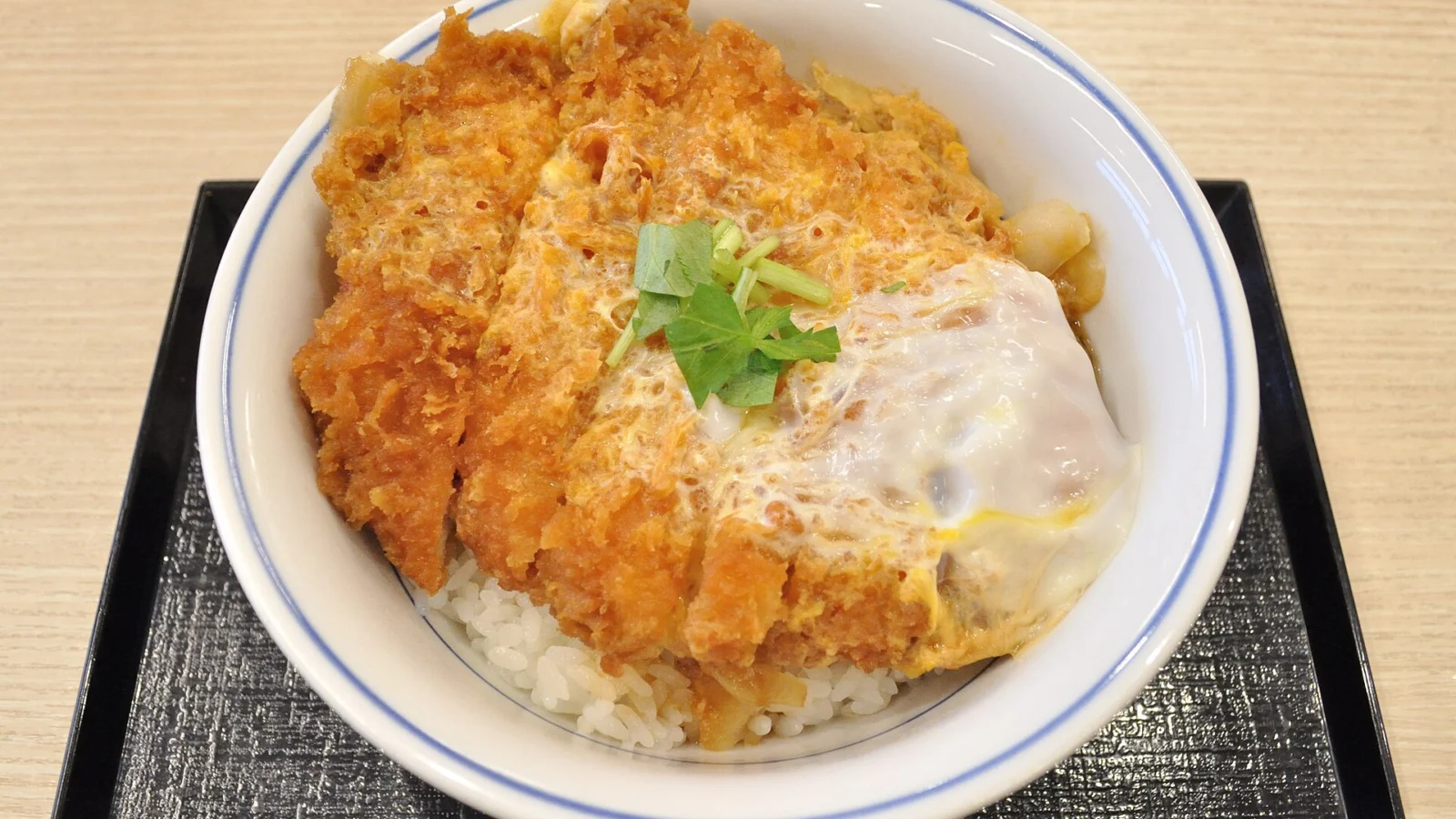 Katsudon: O Que É e Como Fazer o Donburi Japonês de Porco