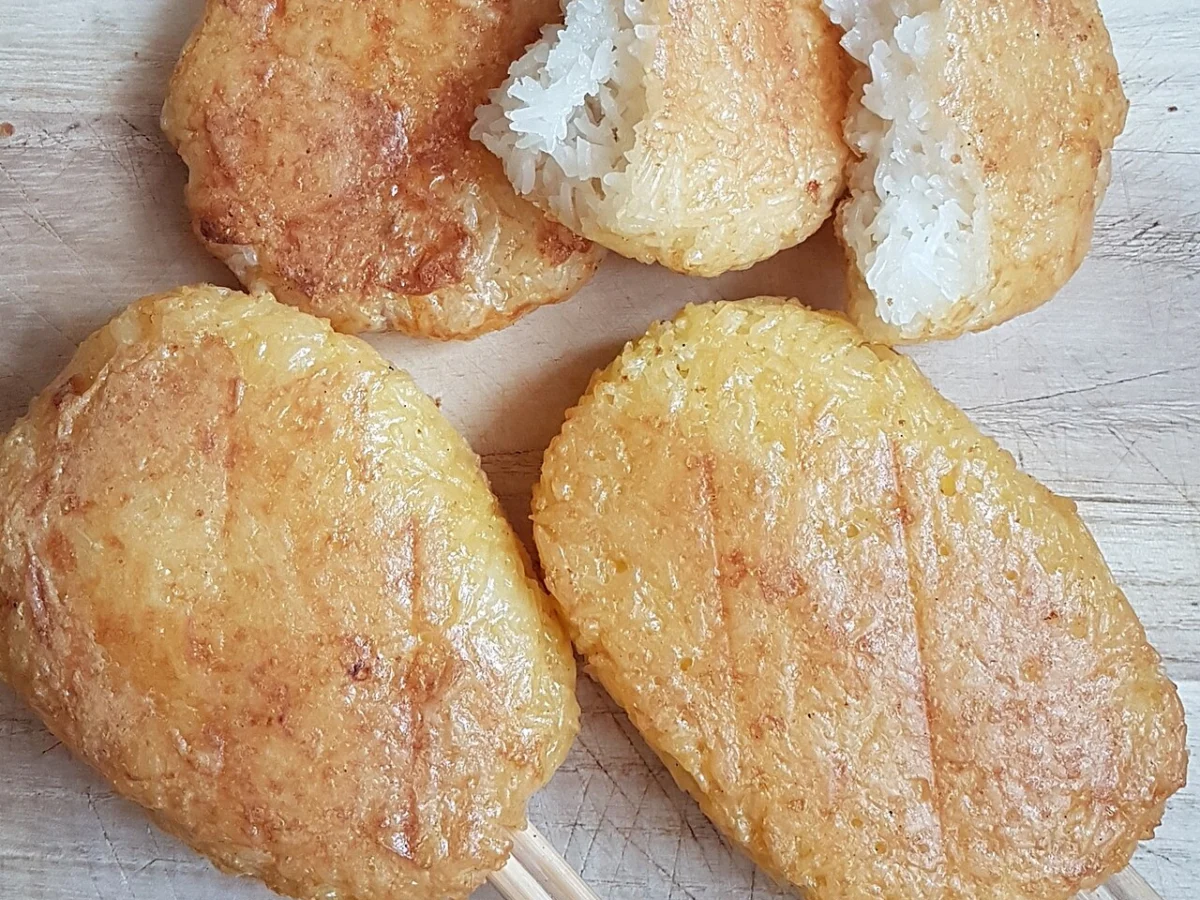 Arroz glutinoso laosiano moldado e grelhado com cobertura de ovo