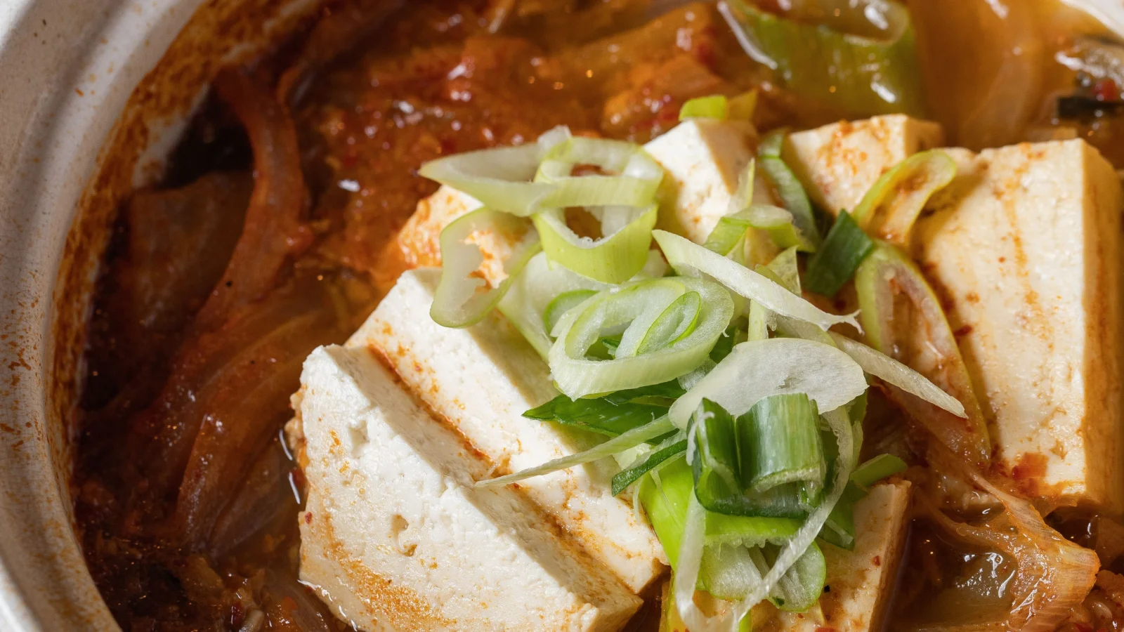 Kimchi Jjigae: O Que É e Como Fazer o Ensopado Coreano