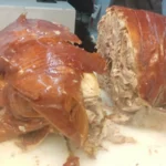 Lechon filipino assado com pele crocante em Cebu
