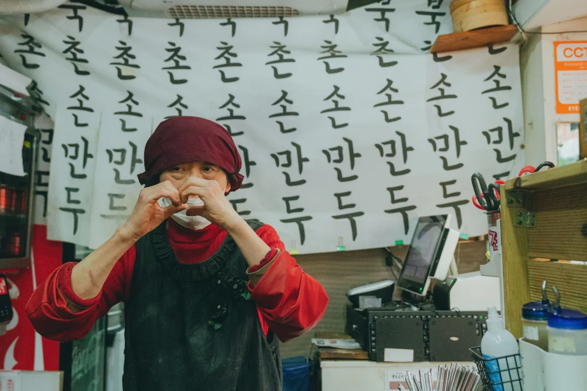 Preparo de mandu coreano em um mercado de Seul