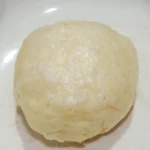 Pão chinês mantou de trigo cozido no vapor sobre prato branco