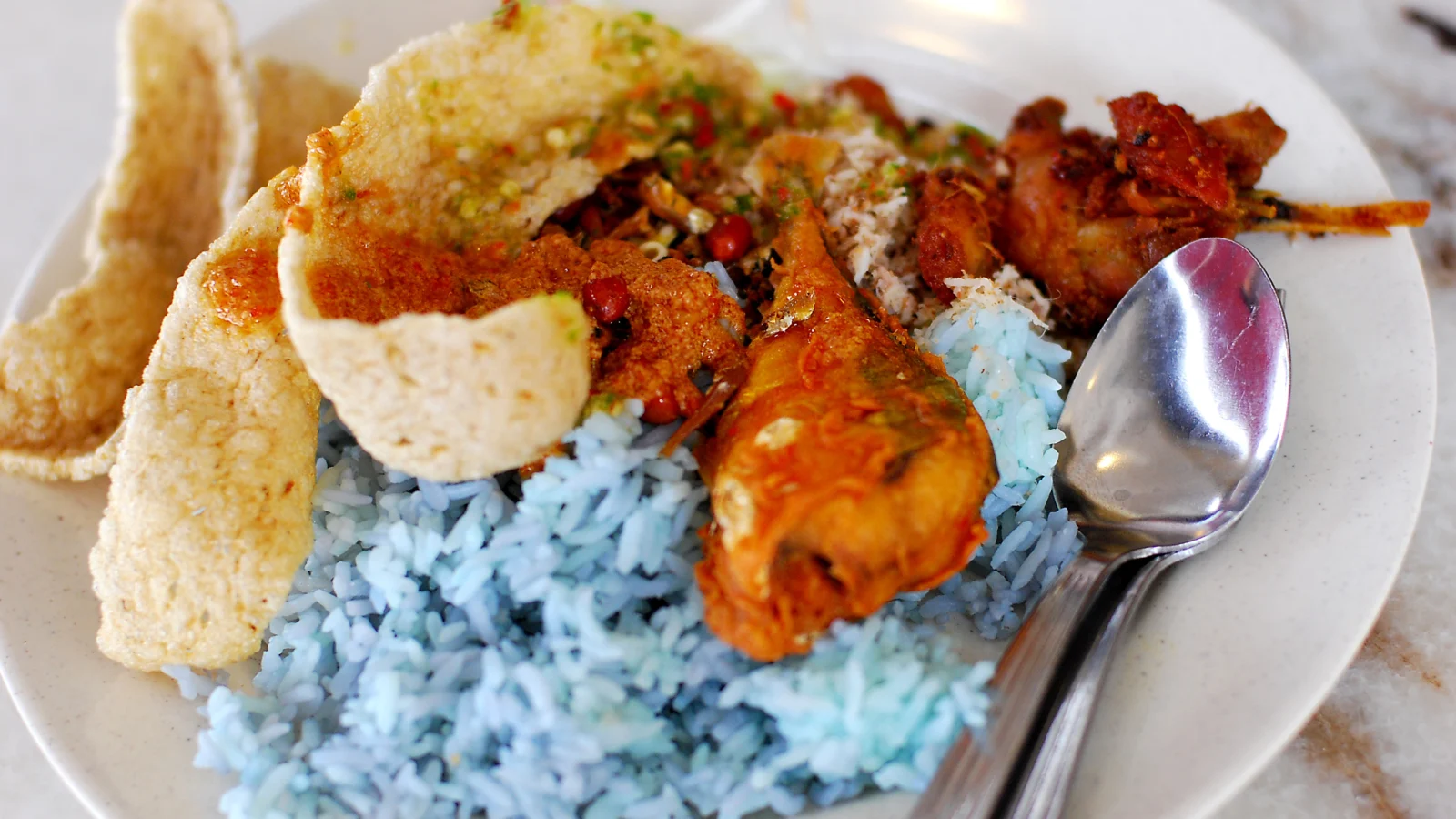 Nasi Kerabu: O Que É o Arroz Azul da Malásia