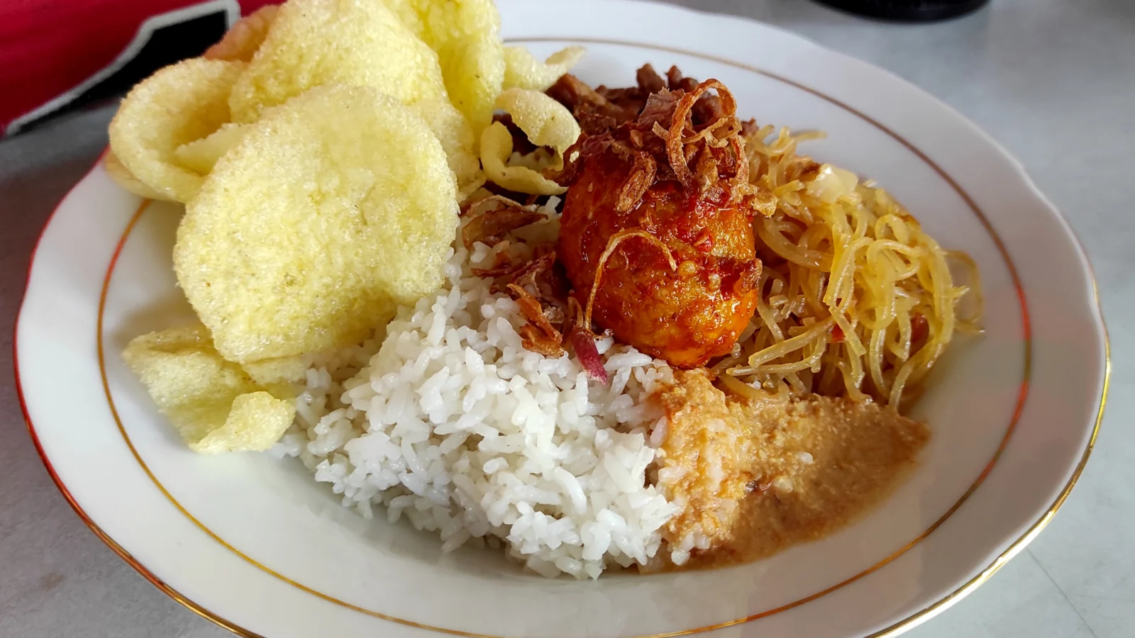 Nasi Uduk: Receita do Arroz Indonésio com Leite de Coco