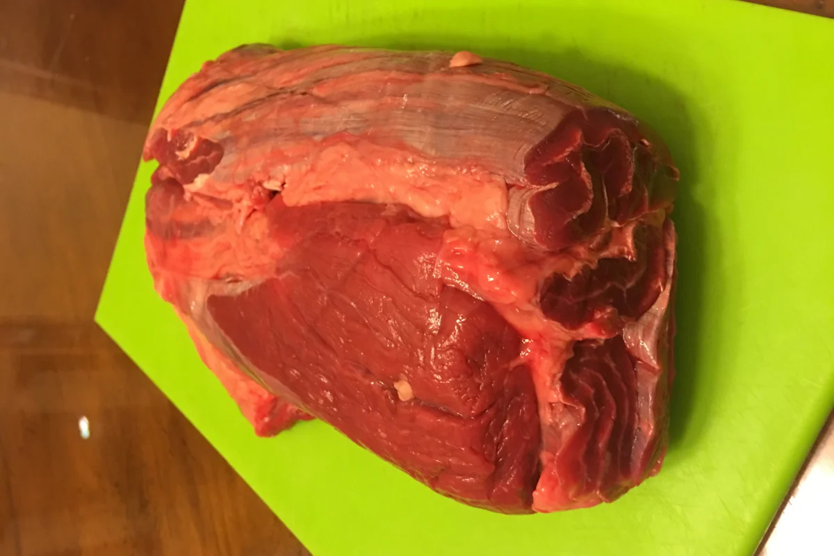 Peça crua de músculo bovino usada em cozidos de longa cocção