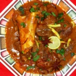 Nihari paquistanês de carne bovina servido em tigela