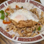pad kra pao frango ovo arroz | Comidas Asiáticas: