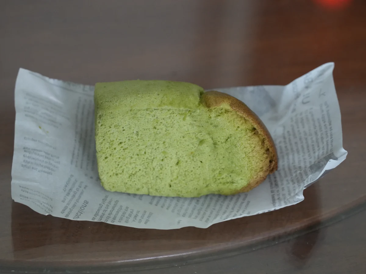 Bolo verde de pandan cortado em fatias
