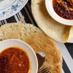 Roti Canai: O Que É e Como Fazer o Pão Folhado da Malásia | Comidas Asiáticas: Pão roti canai dourado e folhado servido com curry malaio