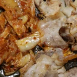 Samgyeopsal: O Que É e Como Fazer | Comidas Asiáticas: Samgyeopsal coreano com barriga de porco grelhada e kimchi