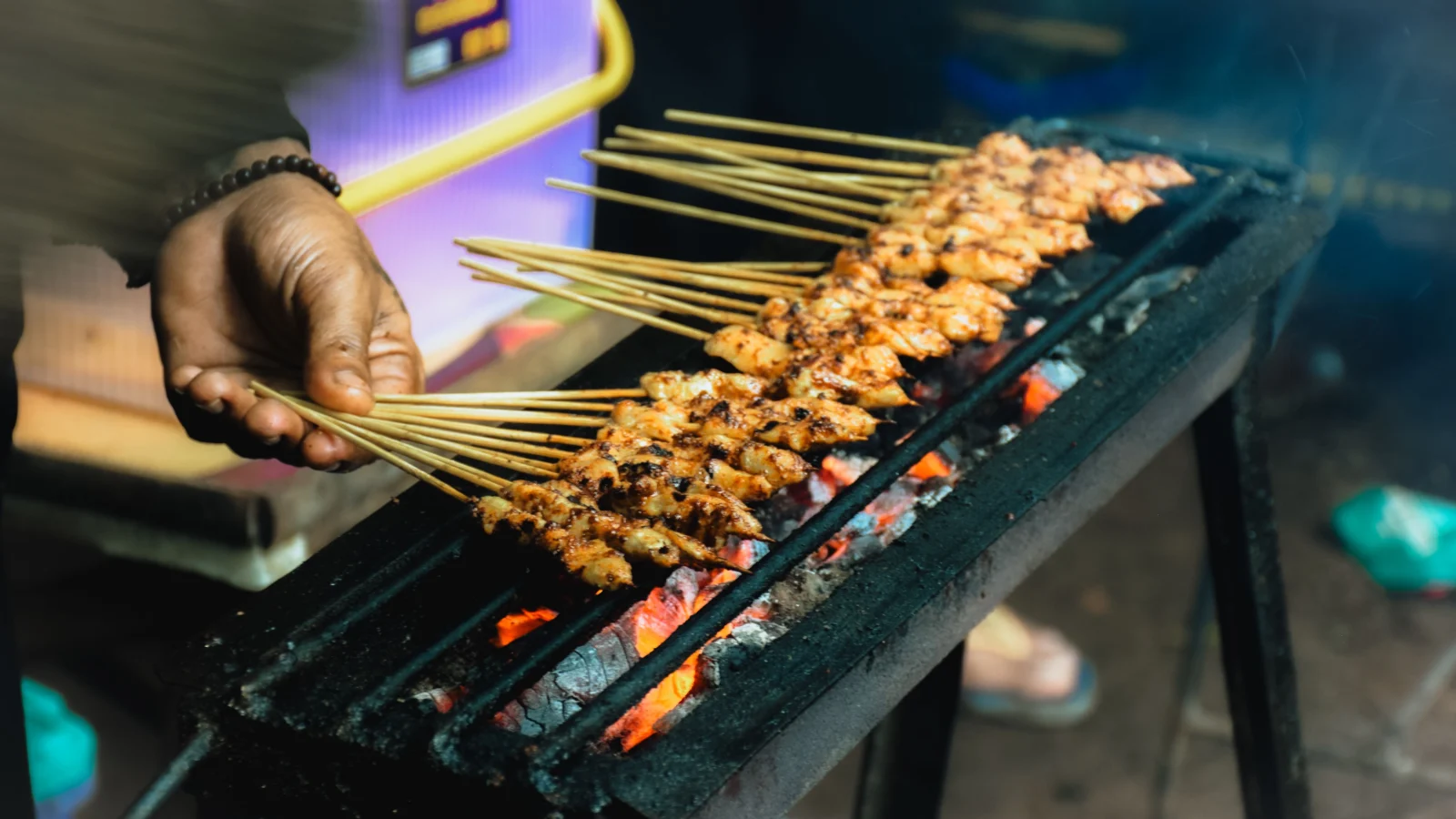 Satay: O Que É e Como Fazer Espetinhos com Molho de Amendoim