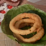 Rosquinhas douradas de sel roti, pão de arroz frito tradicional do Nepal