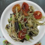 Som Tam: Receita da Salada Tailandesa de Mamão Verde | Comidas Asiáticas: Salada som tam feita com tiras de mamão verde e temperos, fotografada em Bangkok