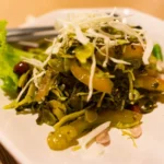 Tea leaf salad com folhas de chá fermentadas e ingredientes crocantes